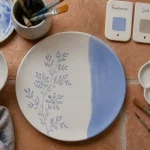 Peinture sur céramique : atelier vue de dessus, faïence et pinceaux