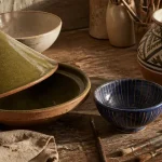 Poterie marocaine : tajine vert et bols bleus, artisanat marocain