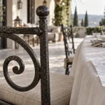 Chaise fer forge avec finition anti-rouille, métal patiné et coussin beige